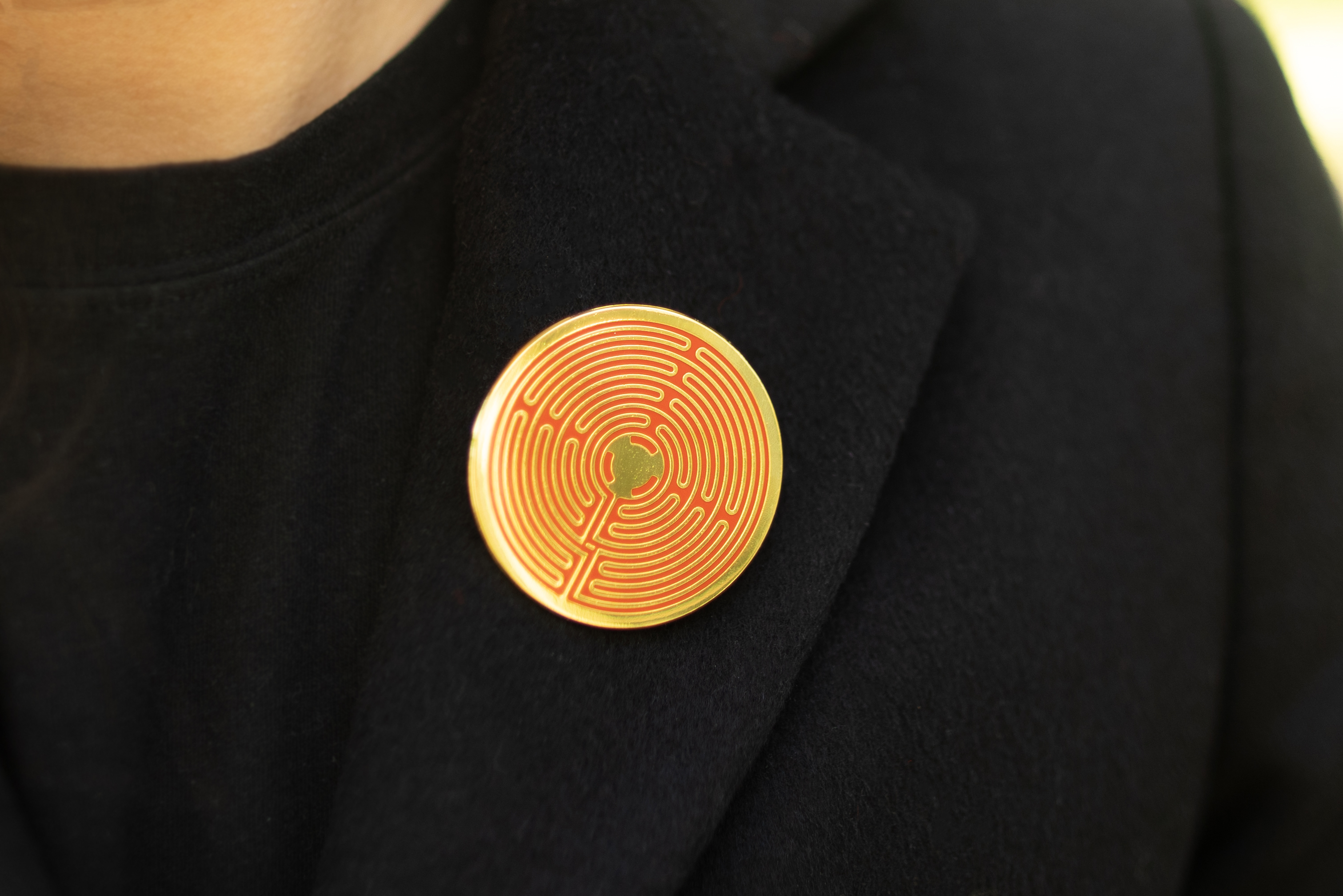 Un pin esmaltado del Laberinto de Unity Village