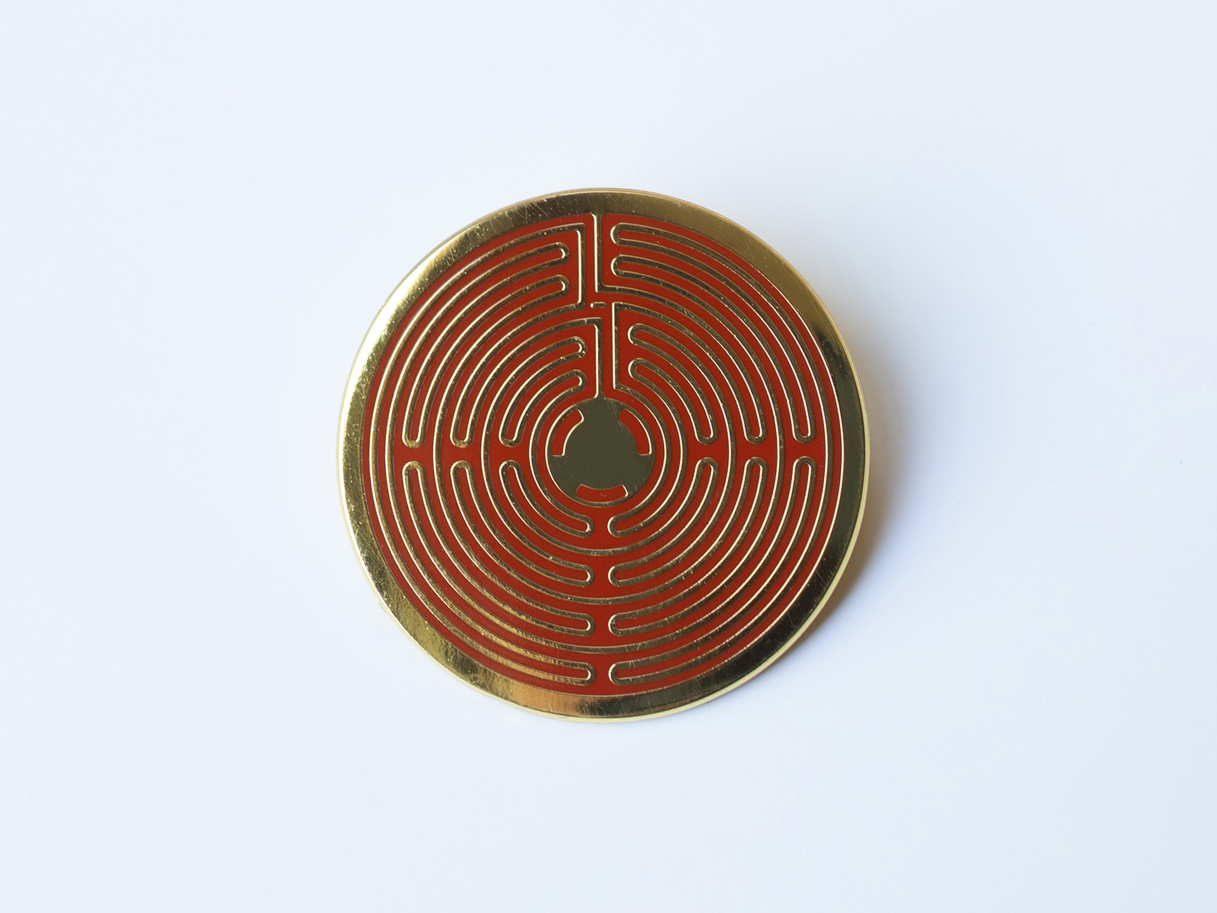 Un pin esmaltado del Laberinto de Unity Village